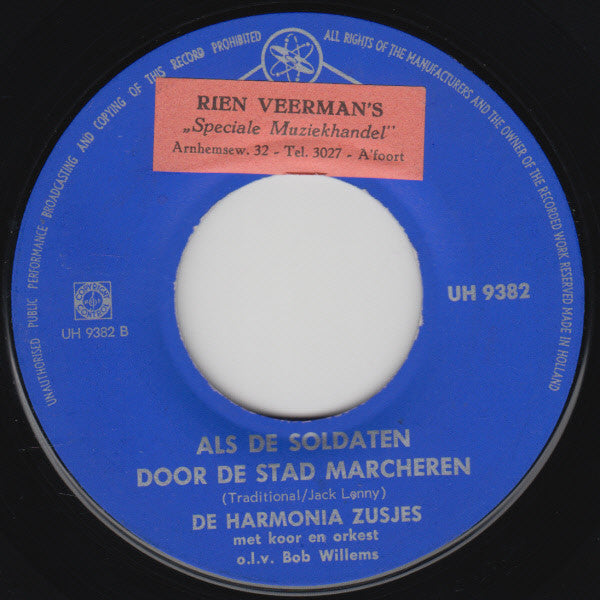 De Harmonia Zusjes : Achter In Het Stille Klooster / Als De Soldaten Door De Stad Marcheren (7", Single, Mono)