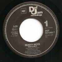 Beastie Boys : She's On It (7", Single, M/Print)