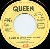 Queen : Pain Is So Close To Pleasure (7", Single)