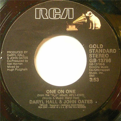 Daryl Hall & John Oates : Maneater / One On One (7", Single)
