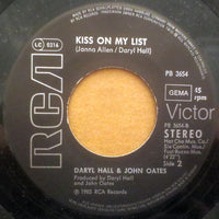 Daryl Hall - John Oates* : Say It Isn't So b/w Kiss On My List (7", Single)