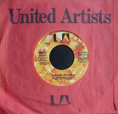 Shirley Bassey : This Is My Life (LaVita) / Copacabana (At The Copa) (7", Single, Styrene)