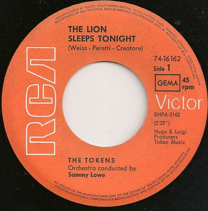 The Tokens : The Lion Sleeps Tonight / B'Wa Nina (7", Single, RE)