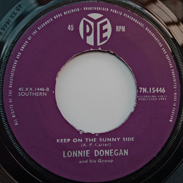 Lonnie Donegan : I'll Never Fall In Love Again / Keep On The Sunny Side (7", Single)