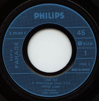 Serge Lama : Une Île / C'est Toujours Comme Ça La Première Fois (7", Single)