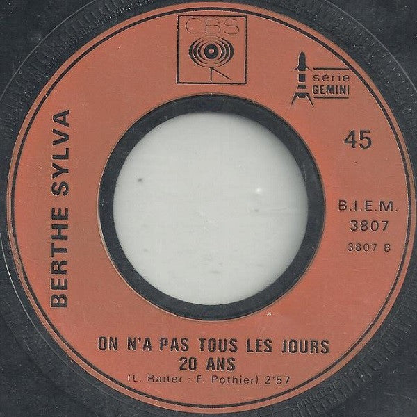 Berthe Sylva : Les Roses Blanches / On N'a Pas Tous Les Jours 20 Ans (7", Single)