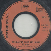 Berthe Sylva : Les Roses Blanches / On N'a Pas Tous Les Jours 20 Ans (7", Single)